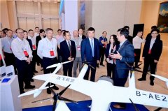 参会带领嘉宾起首参不雅了四川天府峨家人才前